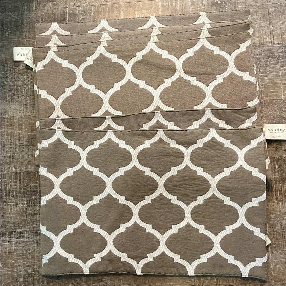 Sonoma Taupe and Cream Quatrefoil Placemat Set